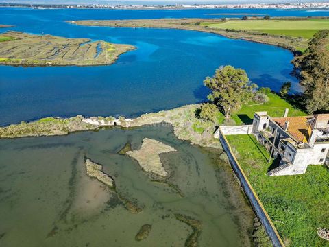 Unique estate on the bank of the Tagus River, with 105 ha, located between Sarilhos Pequenos and Gaio-Rosário, and with around 5,000m2 of urban area. The property has around 23ha of Montado de Cork and Sobreiral, providing a high yield of cork produc...