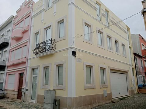 3 bedroom villa in the center of Figueira da Foz with sea views, completely refurbished with very good sun exposure. Building Implantation Area: 73.8 m2 Built area 221.40 m2 A 3-minute walk to the sandy beach and waterfront. The villa comprises: R/C ...