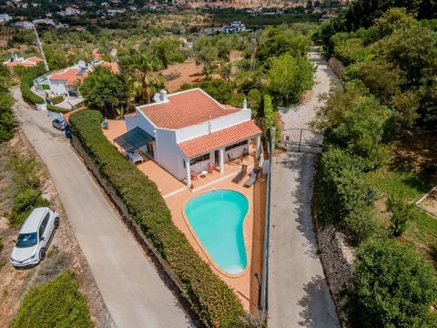 Detached 1+1 Bedroom Villa with Swimming Pool, in Cerro de Ouro-Paderne-Albufeira Area 54m2+16m2 It can be expanded up to 300m2 of total area, with one more floor. Tastefully refurbished villa, it presents itself as new. This villa is located on an e...