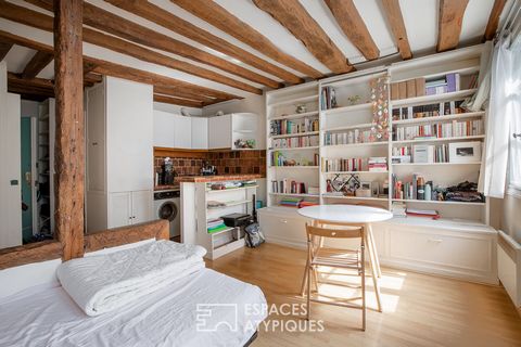 En el corazón del barrio de Saint-Germain-des-Prés y en la rue Mazarine se esconde en la segunda planta un estudio de 26,53 m2 (Carrez) que combina encanto y sencillez. En la sala de estar, las paredes de ladrillo rojo y las vigas de madera en bruto ...