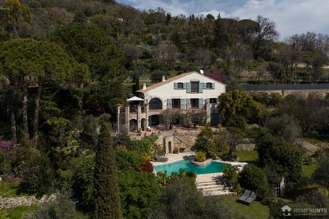 In a dominant position, it offers breathtaking views of the Tuscan-style hills stretching down to the sea. This characterful Provencal house has 5 bedrooms, including a large master bedroom. Food lovers will love the large family kitchen. There are a...