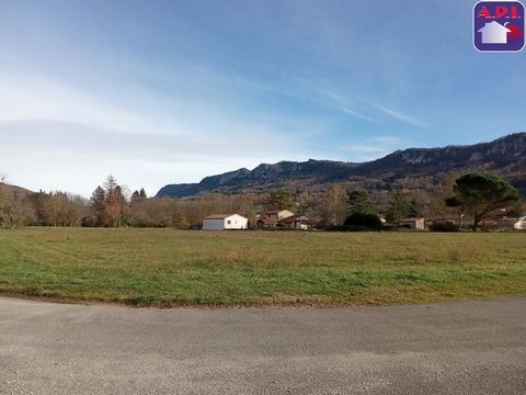 Great Opportunity for your projects: Building land of 1045m² in a village with all amenities close to Montsegur and the Monts d'Olmes. - All border networks (water, electricity, sanitation). Possibility of acquiring the other adjoining plots of 980m²...