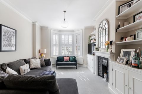 A Gorgeous period family home with many original features, perfectly located being equidistant to Earlsfield Train Station, Haydons Road Train Station and Tooting Broadway Tube Station. This wonderful home is modern and stylish throughout, with a dou...