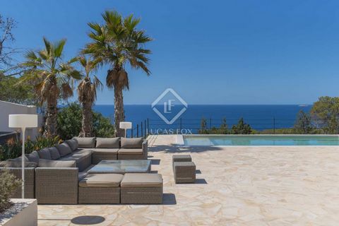 Bienvenido a esta encantadora vivienda de estilo mediterráneo ubicada a pocos minutos de la playa de Cala Vadella, que ofrece impresionantes vistas al mar e impresionantes puestas de sol. Con una superficie total de 200 metros cuadrados, esta casa of...