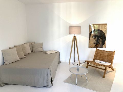 This chic and spacious studio apartment is in a prime location in the heart of Berlin Mitte on Auguststrasse – close to Fotografiska and all the lovely cafes and restaurants. Yet the bright apartment on the third floor of the side wing is extremely q...