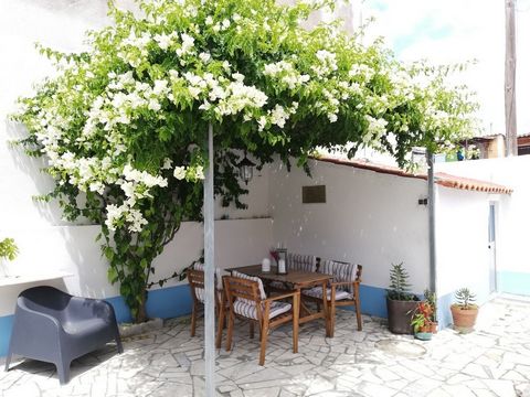 Our portuguese-style house with spacious terrace is located in the historical center of Trafaria. This village is very family-friendly and known for it's amazing fresh fish and seafood as it is where the Tagus river meets the ocean. Shops, restaurant...