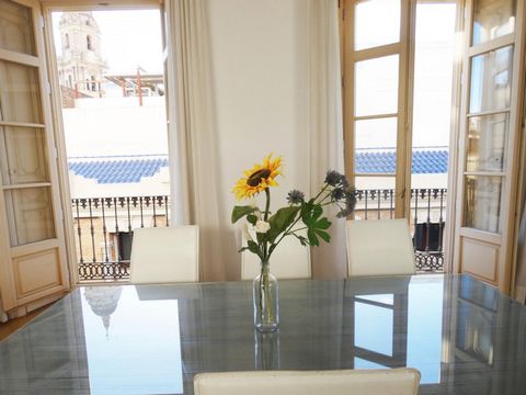Bright 2 bedroom flat in the historic centre of the city of Malaga. The flat has 2 bedrooms and 2 bathrooms (1 en suite) fully equipped and complete, 1 sofa bed and a balcony directly facing the Echegaray theatre. The living-dining room area has larg...