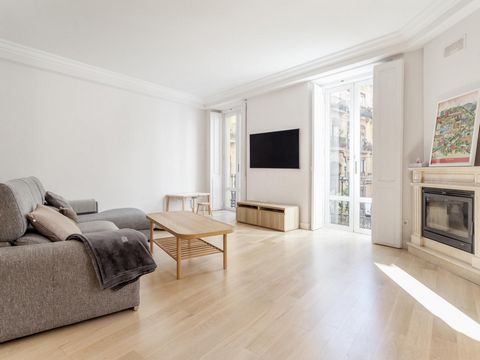 Very spacious, stylish 2-bedroom 1-office apartment centrally located in a serene street of the Old Town of Valencia, in a quiet and elegant area, only 400 m from Valencia Cathedral and a 2-minute walk from the Turia riverbed park. Tastefully decorat...