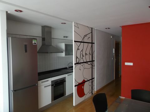 Duplex apartment 500m from the geographical center of the city and the leisure area / night, 50 MB fiber wifi, 40 LED TV. Furniture and modern decoration. A bedroom with a double bed, a sofa bed for 1 person, 35m2 solarium upstairs private. Views of ...