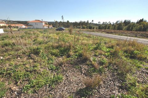 Building plot of land with 647m2 ready to submit a project for a villa over two floors plus basement at 2 kms from the center of Caldas da Rainha. Located on the outskirts of the city, at the exit of the city towards Foz do Arelho in a residential an...