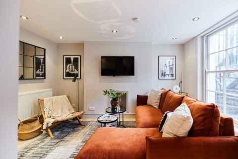 Escape to the vibrant and historic neighborhood London, where modern design meets classic charm in our cozy 1-bedroom, 1-bathroom hideaway. The home is currently for sale so there could be viewings during your stay. We will send our housekeeping team...