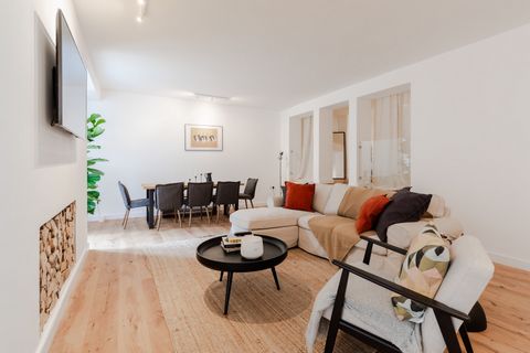 This bright and spacious 3-bedroom apartment has all the amenities you would need with a central London location. A great place to unwind after an exciting day in London. It is recently renovated and boasts stylish features and a hob, dishwasher, mic...