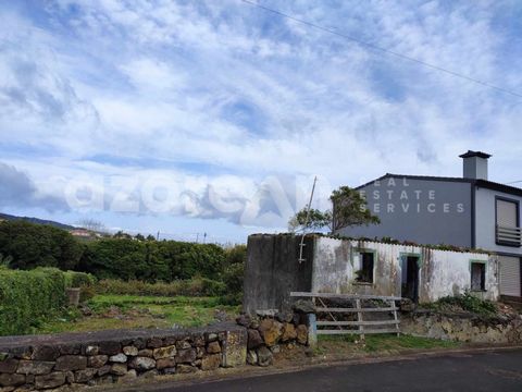 House in ruins, set in a plot of 538m², located in a residential area of the parish of Vila Nova, municipality of Praia da Vitória. Excellent investment opportunity, with potential for construction in a quiet and easily accessible environment. The pa...