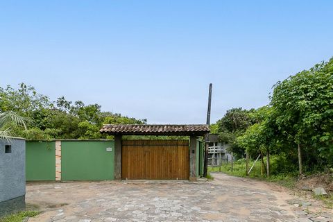 Casa com 2 quartos, 2 banheiros, cozinha equipada, área de serviço, churrasqueira, grande área de terreno , estacionamento privado e gratuito , a 750m da paradisíaca praia da Guarda do Embaú.