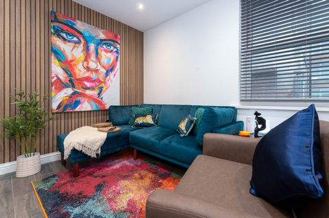 A BRAND NEW Artistically Designed 1 King Bedroom Apartment Just minutes walk from the Famous Brighton Laines! Quirky streets full of unique shops, Restaurants and Bars await you! This comfortable apartment is an ideal option for a tranquil evening of...
