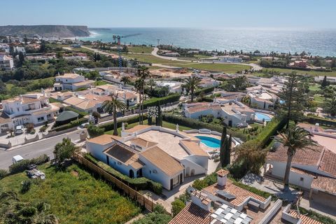 Located in Lagos. Fantastic recently refurbished villa with high-quality finishes and modern touches. Located in Praia da Luz, with a plot size of 1270 m2 and a construction area of 345m2. With sea views, this villa is spread over one floor, featurin...