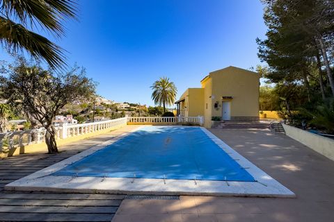 This large villa is located in a quiet area, just 3 km from Calpe and its beautiful beaches. It is composed of a semi-basement, a ground floor and an upper floor. Ground Floor: On this floor, there are three large bedrooms with fitted wardrobes, one ...