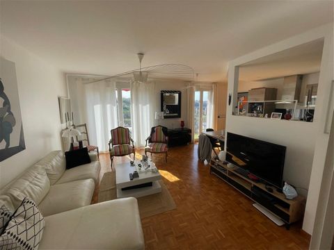 Renovated and only five minutes walk from the city center. You arrive in a spacious entrance of 6.60 m² opening onto a bright living room of 30 m² with the fully equipped modern kitchen, this day area opens onto a balcony with the possibility of inst...