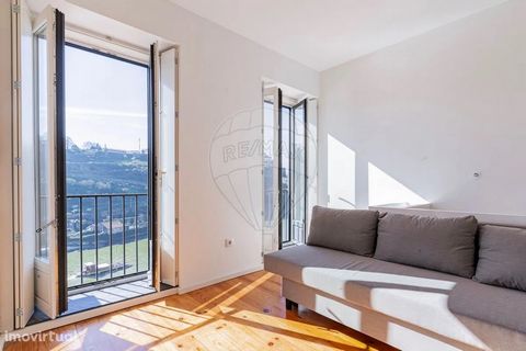 1 Bedroom New Duplex with View over Douro River New 1 Bedroom Duplex Apartment, with a gross private area of 62.14 m2. Consisting of two floors, 1 bedroom, 2 W/C, fully equipped kitchen, with hob, oven, Cooker hood, fridge, microwave, dishwasher, was...