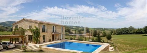 Finca of almost 30,000 m2 in a rural setting near the village of Son Servera and the Costa de los Pinos. It allows the construction of a detached house of up to 300 m2, two floors, with terraces and swimming pool. There is an option to connect to the...