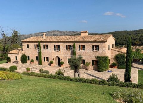 Dieses beeindruckende Landgut wurde 2015 in einem Tal namens Axartell, zwischen dem Kulturdorf Pollensa und der kleinen Stadt Campanet im Norden Mallorcas, erbaut. Es bietet ein wunderschön kultiviertes Grundstück von ca. 100.000m2 mit 150 alten Joha...
