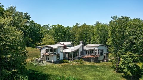 Belvedere, a term used in English since the 16th century, derives from two Italian words: bel, which means beautiful and vedere, which means view. Here is a transformative contemporary by architects Clark & Green that engages your senses with excepti...
