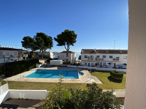 Townhouse in Sant Carles de la Rapita, Costa Dorada, Tarragona located on the second line of the beach. It has 161 m2 built composed of garage with storage room on the lower floor, kitchen, living room and sink on the ground floor and 4 bedrooms with...