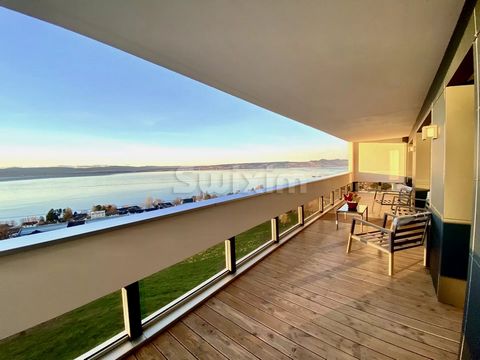 Ref 67931LC: Located in the Evian golf district and close to the train station, in a popular residence, this apartment with exceptional views of the lake from all rooms consists of an entrance hall, a large living room with living room, dining room a...
