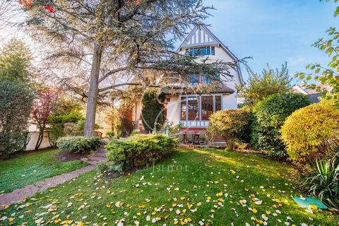 Ideally located in the heights of Suresnes, in the highly sought-after Raguidelles district, this superb Anglo-Norman house of approx. 202m² (+70m² of basement) benefits from a beautiful garden of 593m² and enjoys a magnificent view over Paris. It co...
