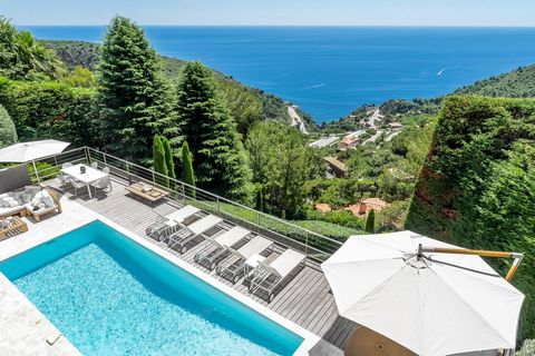 Discover this magnificent contemporary villa nestled in the private and secure domain of Saint Laurent d'Eze. Set on a beautiful 1100 m2 plot, this villa boasts a spacious living area of around 300 m2. The property features an elegant entrance hall w...