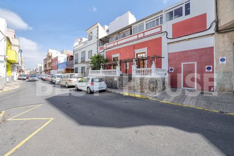 Best House puts up for sale a spectacular renovated Canarian house of approximately 230 square meters, with a terrace, warehouse and garage with capacity for several cars. The house is divided into a first floor distributed in a living room, 3 bedroo...