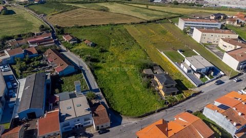 This is an opportunity for investment in Vila do Conde. We present a plot of land for construction with a total area of 8700m2, offering a wide variety of possibilities for entrepreneurs and investors. With a strategic location and several developmen...