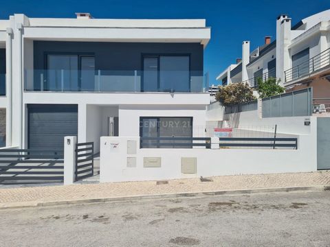 NEW T4+1 Bedroom House in Quinta do Desembargador, next to Almada Forum, 10 minutes from Lisbon Located in Quinta do Desembargador, Almada Brand new 4+1 bedroom house Urbanisation consisting only of recent houses with a very calm yet central environm...