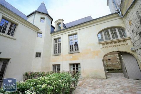 EXCLUSIVE - IN A 16th CENTURY MANSION IN THE HEART OF SAUMUR Your CITYA CADRE NOIR AGENCY presents you exclusively in the heart of the old center of Saumur this 5-room accommodation with a Carrez law surface area of ​​129.8 m². This completely renova...