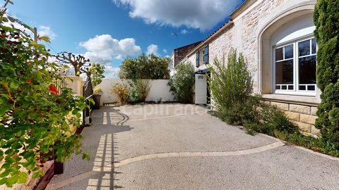 Dpt Charente Maritime (17), à vendre ECHILLAIS maison de caractère dune surface habitable de 179 M2 , local professionnel, garage fermé privatif, le tout sur un terrain clos de 616 M2