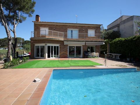 This amazing villa is located in the center of Palamos and the beach and port are just a 200 meter away. Even though you are in the center, you still have a quiet and peaceful environment. When you enter your property, you will be amazed at how beaut...