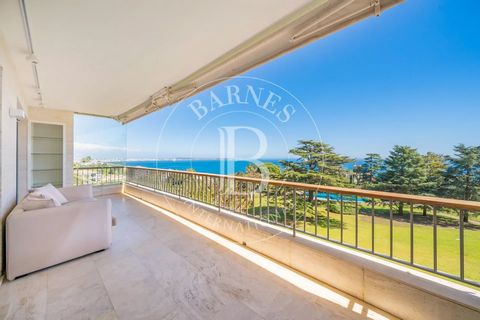 Cannes Californie: within a prestigious residence, this splendid 3 bedroom apartment spans 104 sqm with a spacious 20 sqm terrace boasting panoramic sea views. Completely renovated, it comprises an entrance hall, an open equipped kitchen, a living ro...