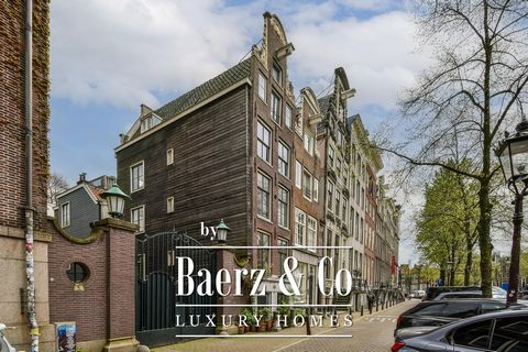 Keizersgracht 383, 1016 EJ Amsterdam Ideaal wonen aan de gracht in een licht en deels vrijstaand grachtenpand, ideaal als gezinswoning met 3 à 4 slaapkamers en 3 badkamers. Deze woning van 160 m² beschikt over een eigen patio en bevindt zich op een v...