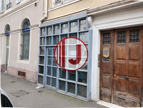 JULIEN IMMO offers for sale this 16 m2 commercial space, ideally located in the city centre, only a few steps from the tramway, is now available for sale. Prime Location: Located in the heart of the urban bustle, this space benefits from optimal visi...