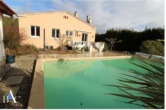 In a village near Limoux, Villa of approximately 180 m2 on 2 levels, The living area on the 1st floor includes a separate kitchen, a living room of approximately 30 m2, a bathroom, 4 bedrooms, one of which is in the attic with a bathroom and dressing...