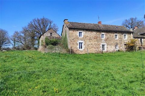 Located in a small hamlet, quiet and not overlooked and benefiting from a fairly clear view, charming farmhouse to be completely renovated including a house of 140 m², an older house and around 700 m² of outbuildings. The whole on flat and enclosed l...