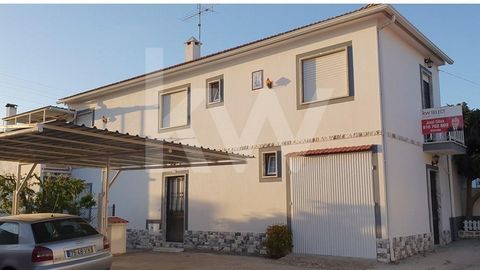 3 bedroom villa with 2 floors located in Casais Novos - Alenquer. On the ground floor : living room with false ceiling and built-in projectors; kitchen with gas hob, electric oven and water heater; garage, although small with two exterior access door...