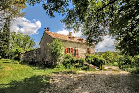 Selection habitat is pleased to present to you exclusively this superb real estate complex in white Quercy stone with its barn and its cottage. Located in a peaceful and authentic setting, welcome to this charming property combining character and mod...