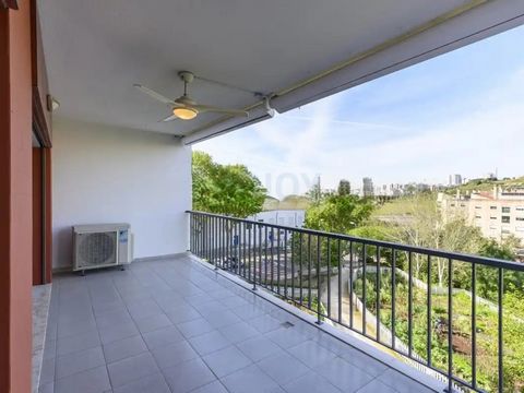 Excellent 3 bedroom flat (4 rooms) with a private area of 130m2 in very good condition with quality construction with plenty of natural light (East / South / West). Inserted in a quiet residential area of Carnaxide, Portela 10 minutes from Lisbon. Th...