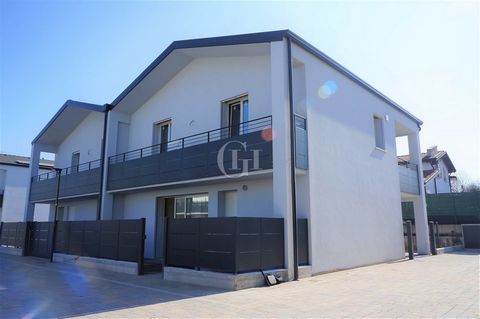 This new end-unit townhouse in Cavalcaselle, a hamlet of Castelnuovo del Garda, is on two levels and offers a modern design with a spacious open-plan living room/kitchen, ideal for creating a cozy and convivial environment. The two double bedrooms, s...