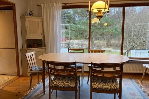 Welcome to Lalleröd, the popular area by the Stigfjord within walking distance to salty baths and beautiful nature. This charming cottage has a large plot with lawn which is perfect for games, or why not set a long table? Have your breakfast coffee i...