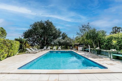 Located in a quiet and rural area of Albufeira we find this property where you can enjoy the quality of life in the Algarve, just a few minutes drive from the center or the beaches. The 6-room property is divided into a main house with about 110 m2 o...