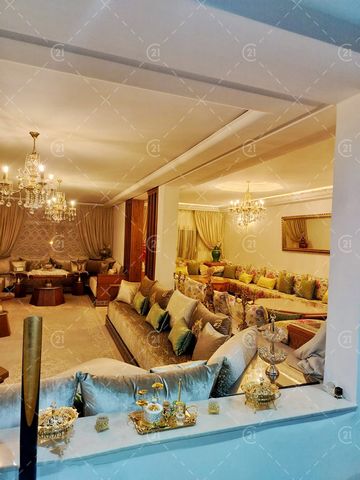Century 21 Tanger vous propose une magnifique villa meublée à la vente, située dans une résidence des villas proche du super marché aswak salam, Sur un terrain de 230 m2, construite sur 4 niveaux (350 m2 bâtie) laissant ainsi droit à un petit espace ...