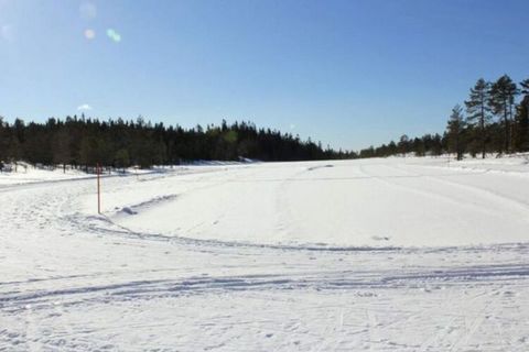 With a view overlooking Lake Brocken, this cottage is nestled in Norra Värmland, offering proximity to nature. Hovfjället Nature Reserve and several hiking and mountain biking trails are within reach from the cottage. Part of a semi-detached house, t...