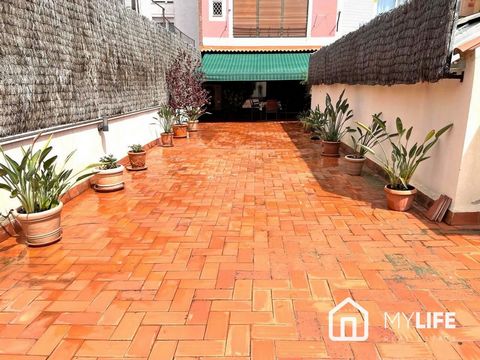 MYLIFE Real Estate presents this fantastic property for sale with a large private terrace located in one of the best areas of the city, Sant Antoni. Property Description The house has a constructed area of 153 m2 plus a 100 m2 terrace and is located ...